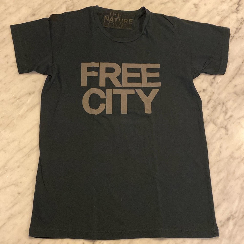 FREE CITY T Shirt in Faded Black & Griege ( Gray / Beige ) Size Small FREECITY